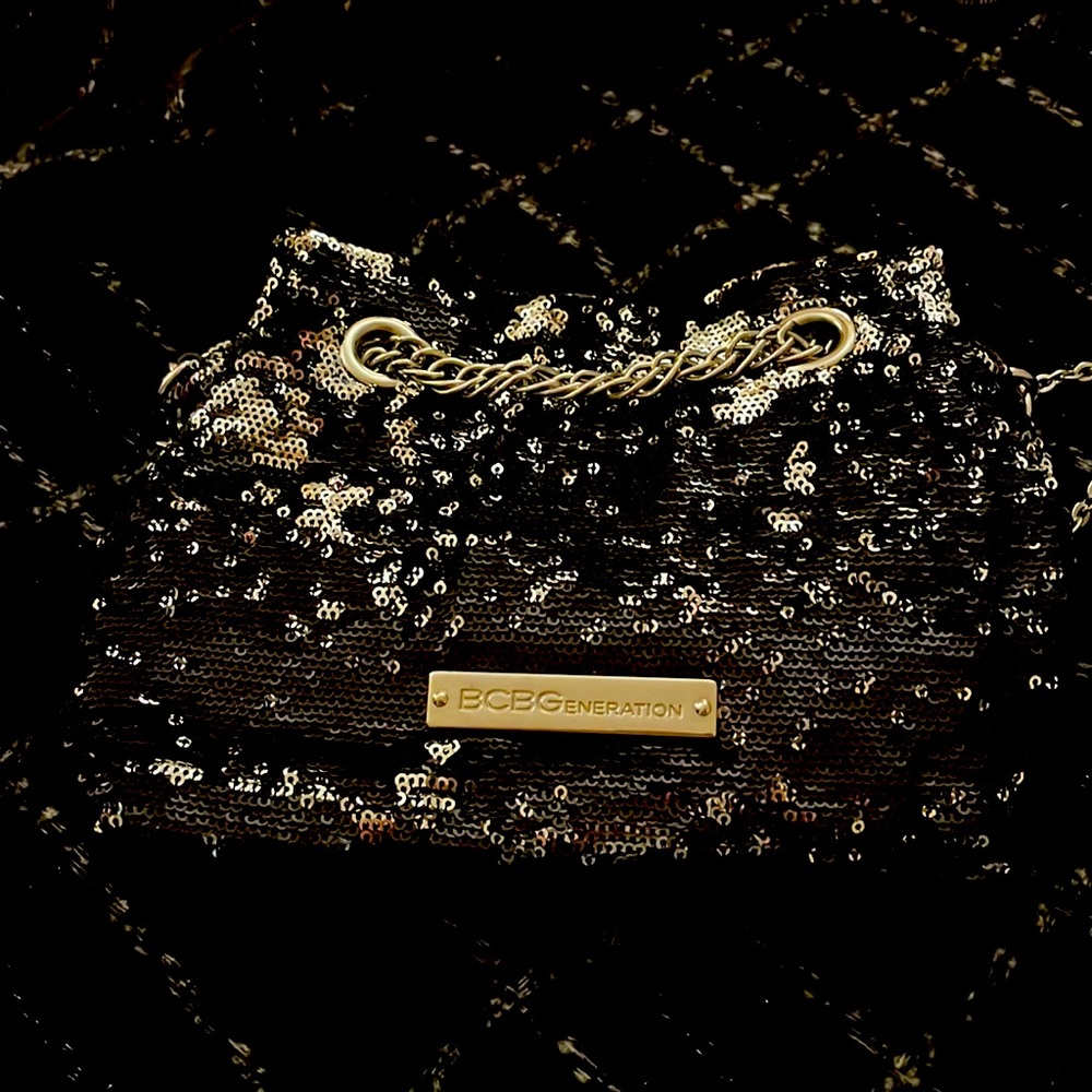 Beautiful evening bag.Stylist black/silver metallic. Chain shoulder strap.